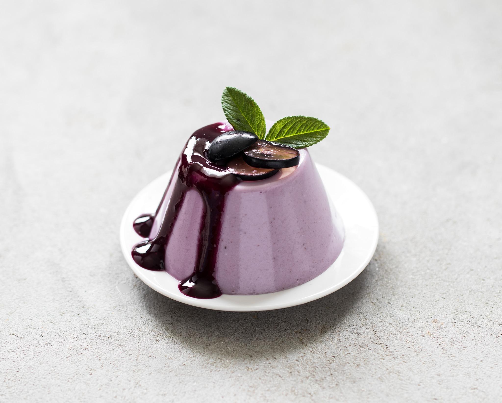 Flan de uva sobre fundo claro