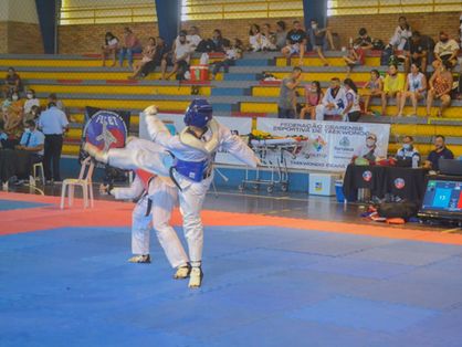 Atletas de Taekwondo disputam luta em ginásio