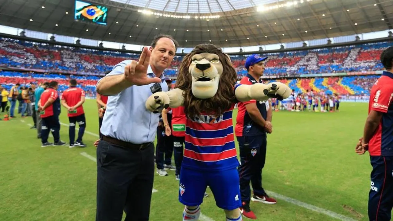 Rogério Ceni sorri e posa para foto com a mascote do Fortaleza, o Leão