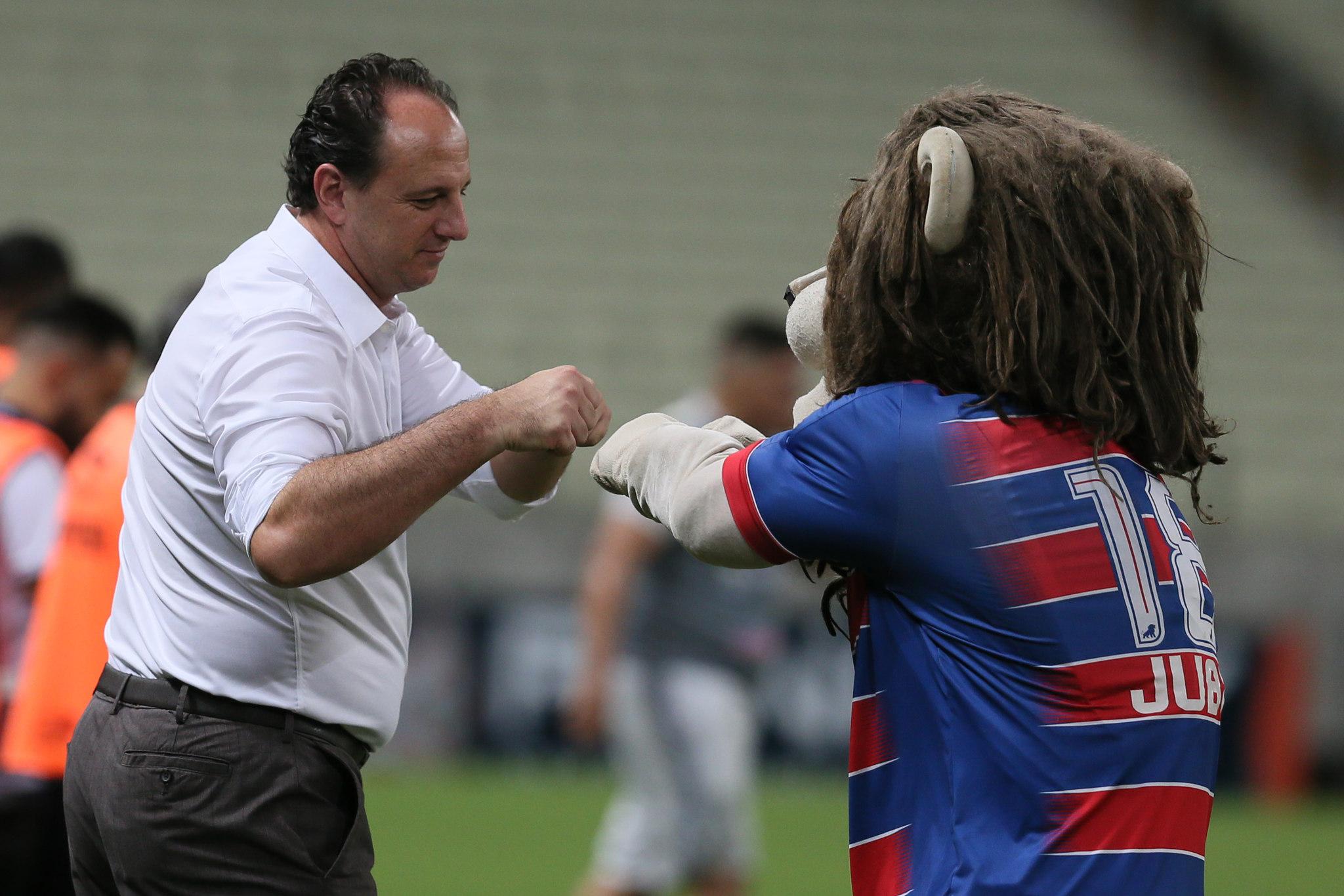Rogério Ceni cumprimenta Juba, o mascote do Fortaleza
