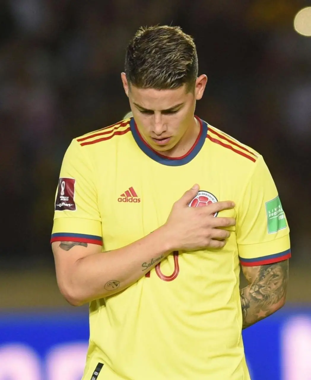 imagem mostra jogador com a mão no peito