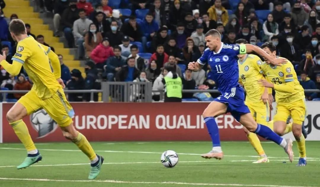 Imagem mostra homem correndo no campo de futebol