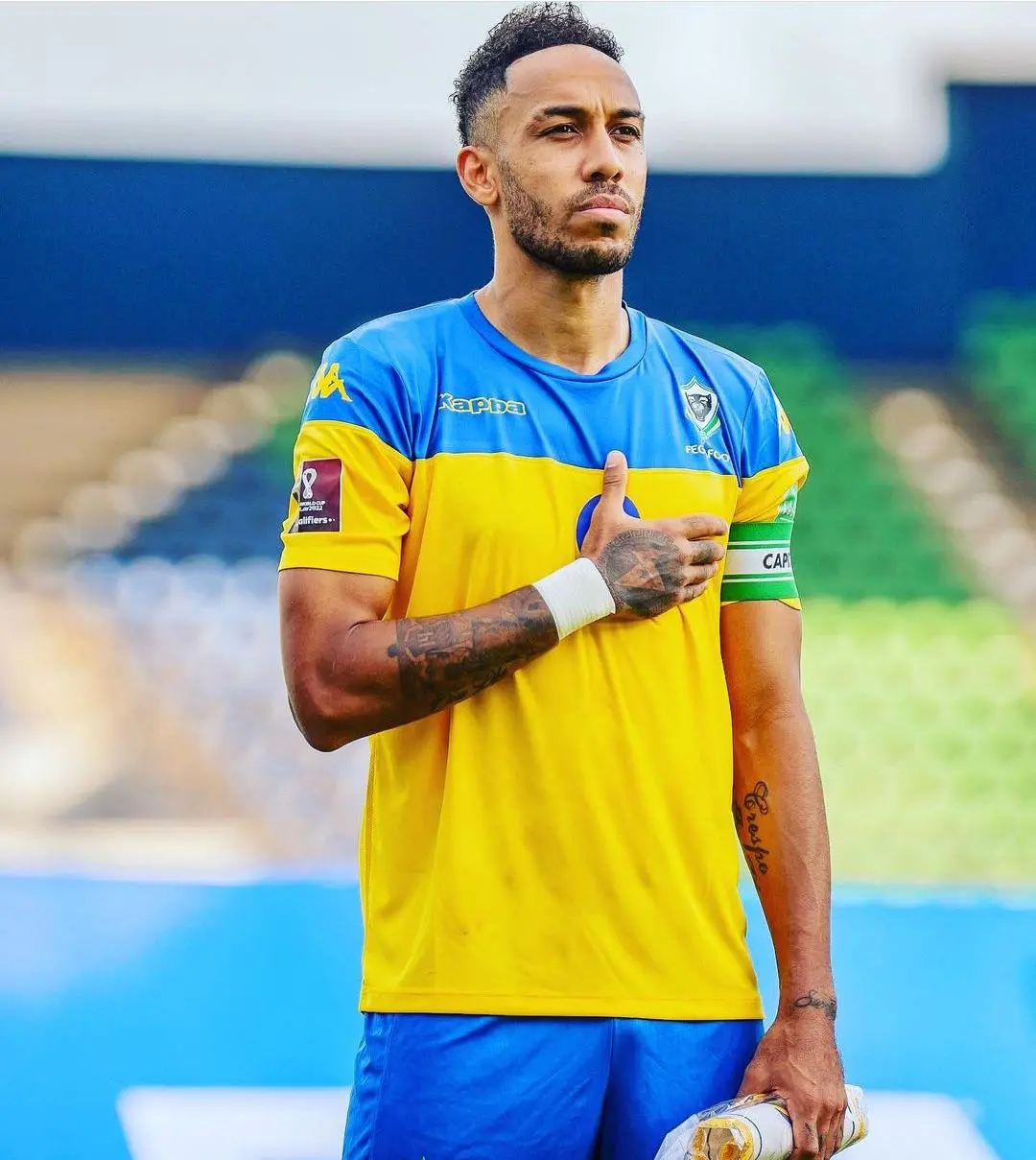 Imagem mostra homem com a mao no peito