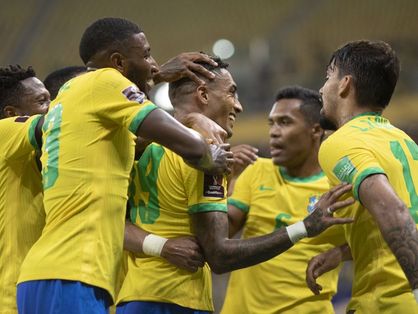 Atletas da Seleção Brasileira comemoram gol