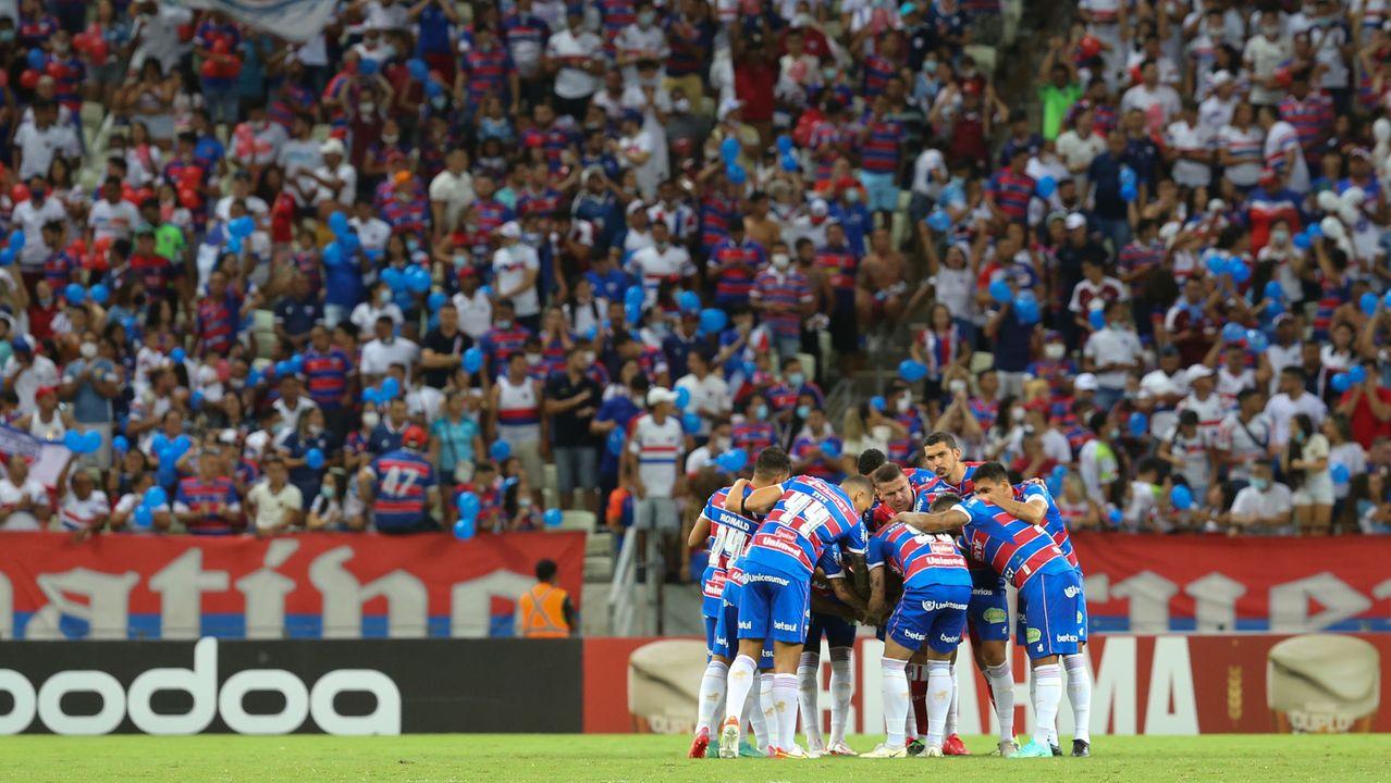 Jogadores do Fortaleza e torcida