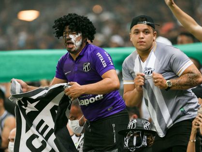 Torcedores do Ceará no estádio com a camisa e a bandeira do clube