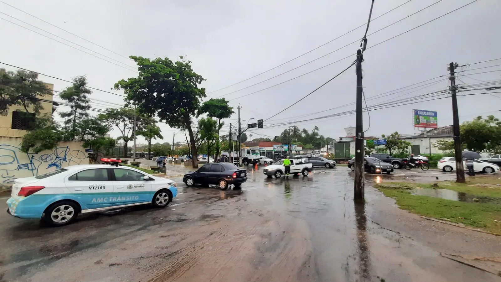 Bloqueio no cruzamento da Avenida Eduardo Girão com a rua Jorge Dummar