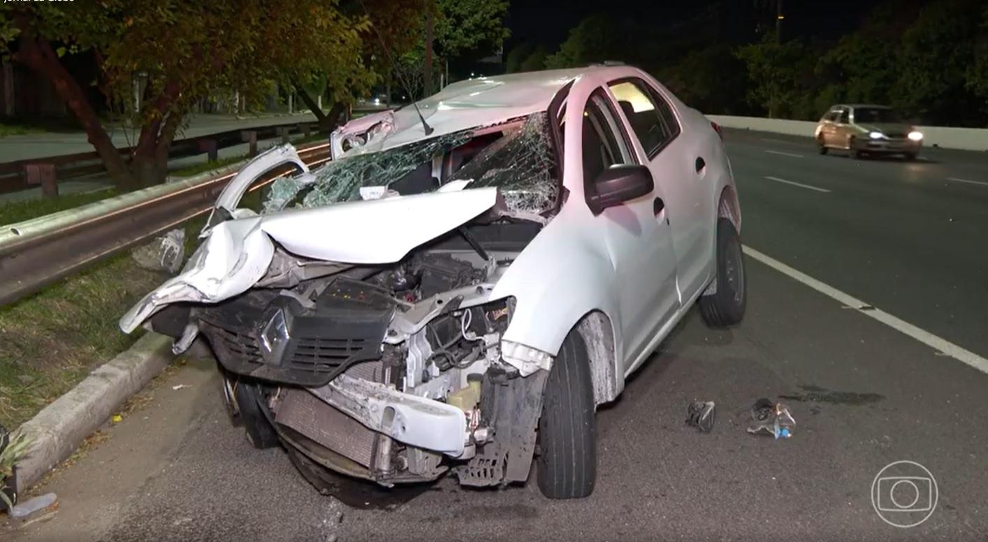 Veículo sofreu forte impacto na parte da frente