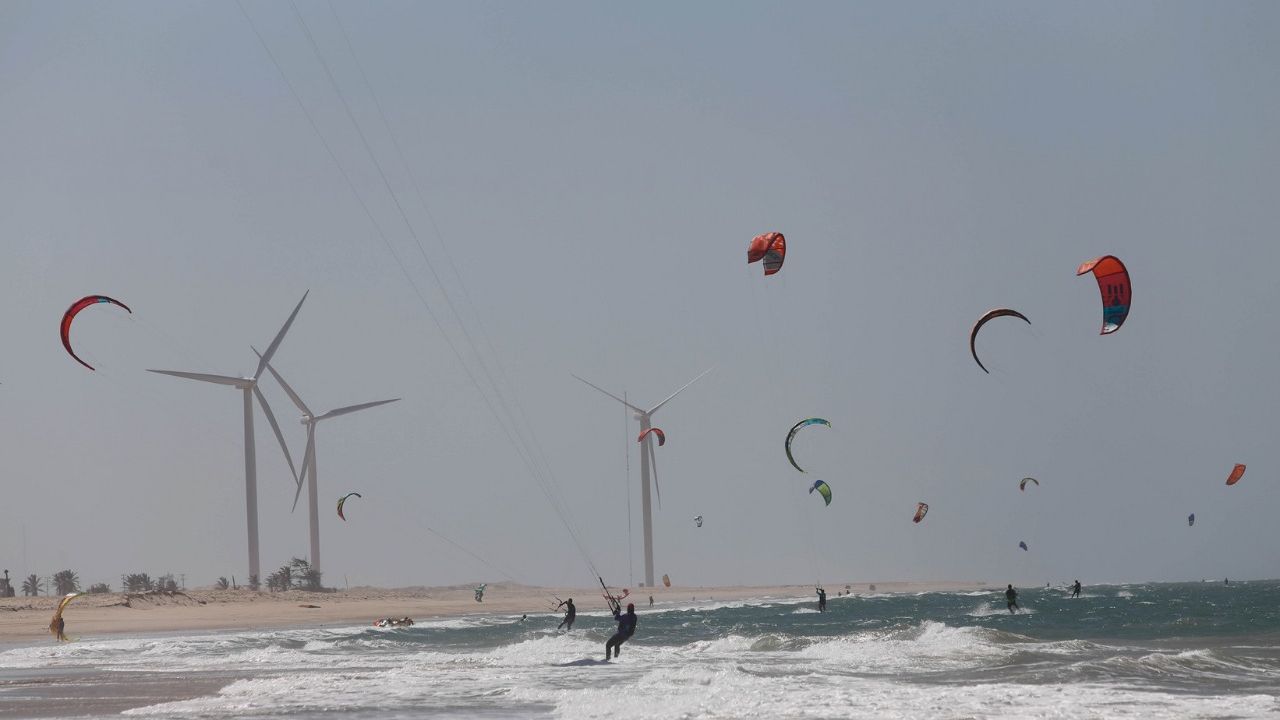Diversos trechos do litoral cearense são pontos de prática do kite, principalmente, por conta das condições climáticas