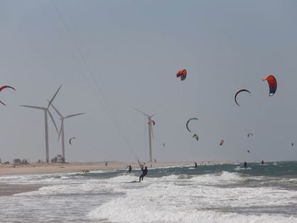 Diversos trechos do litoral cearense são pontos de prática do kite, principalmente, por conta das condições climáticas