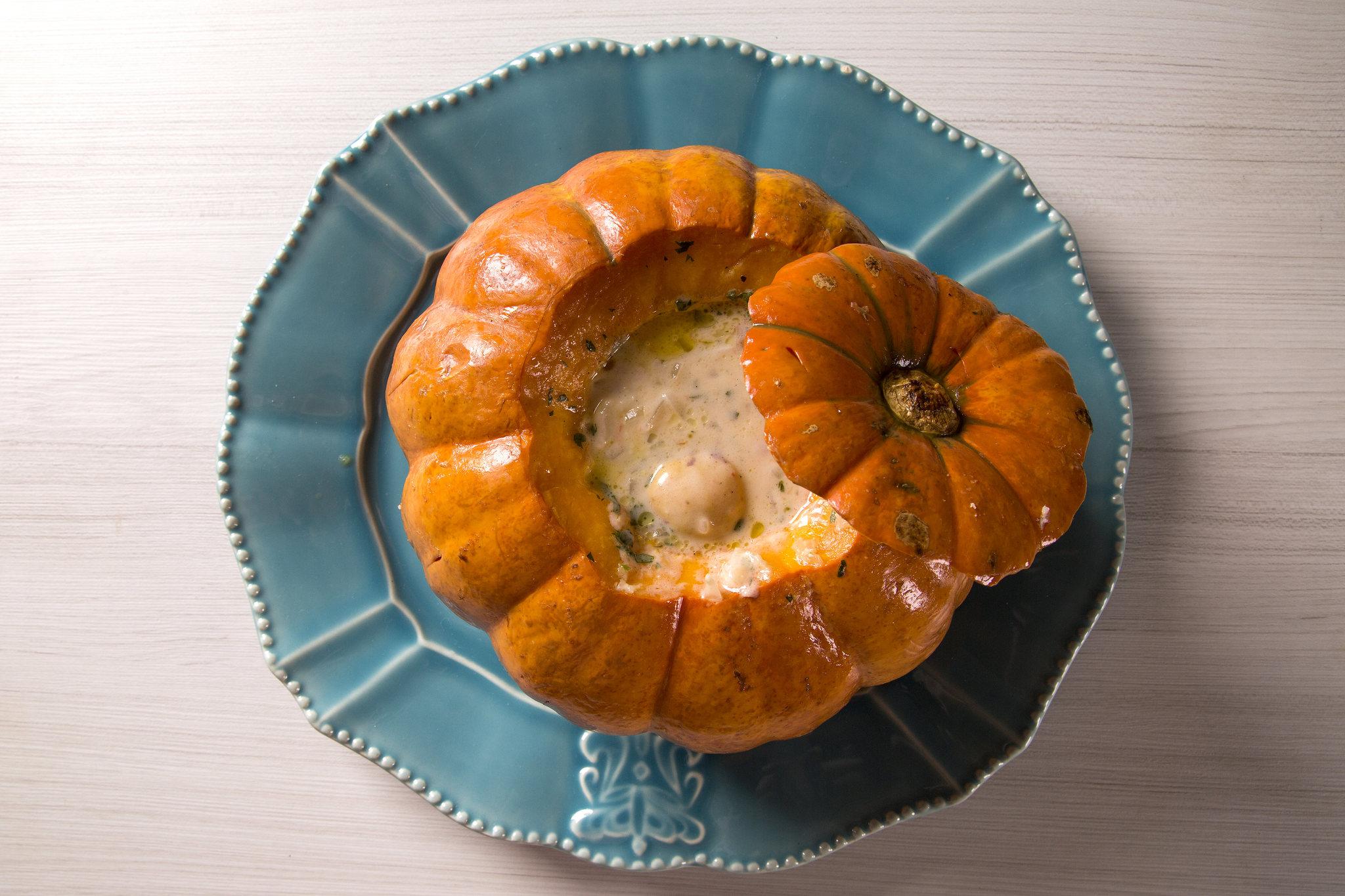 arroz na moranga em prato azul