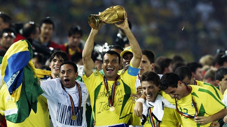 Atletas da Seleção Brasileira carregam a taça de campeão da Copa do Mundo