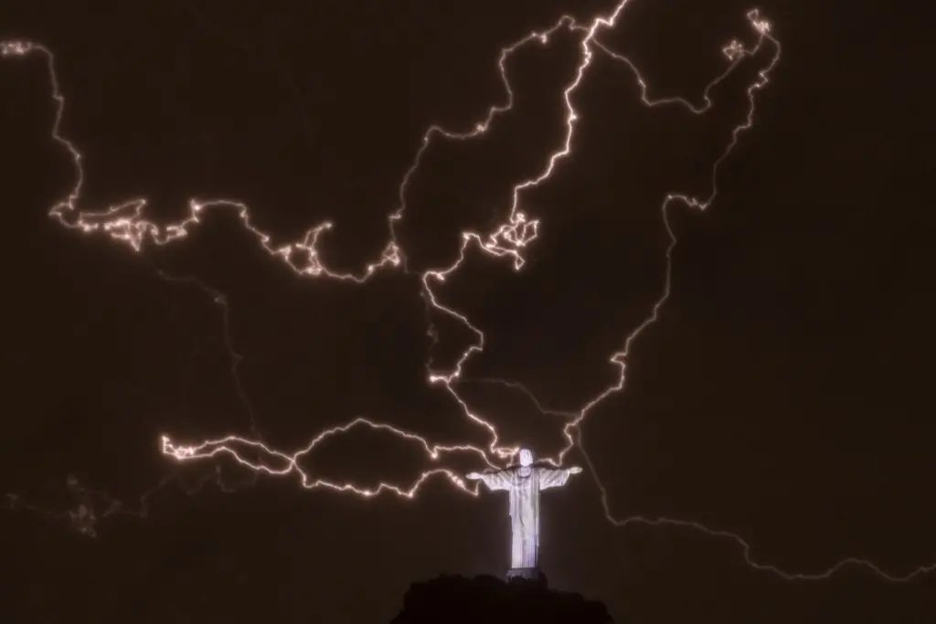 Raios sobre o Cristo Redentor