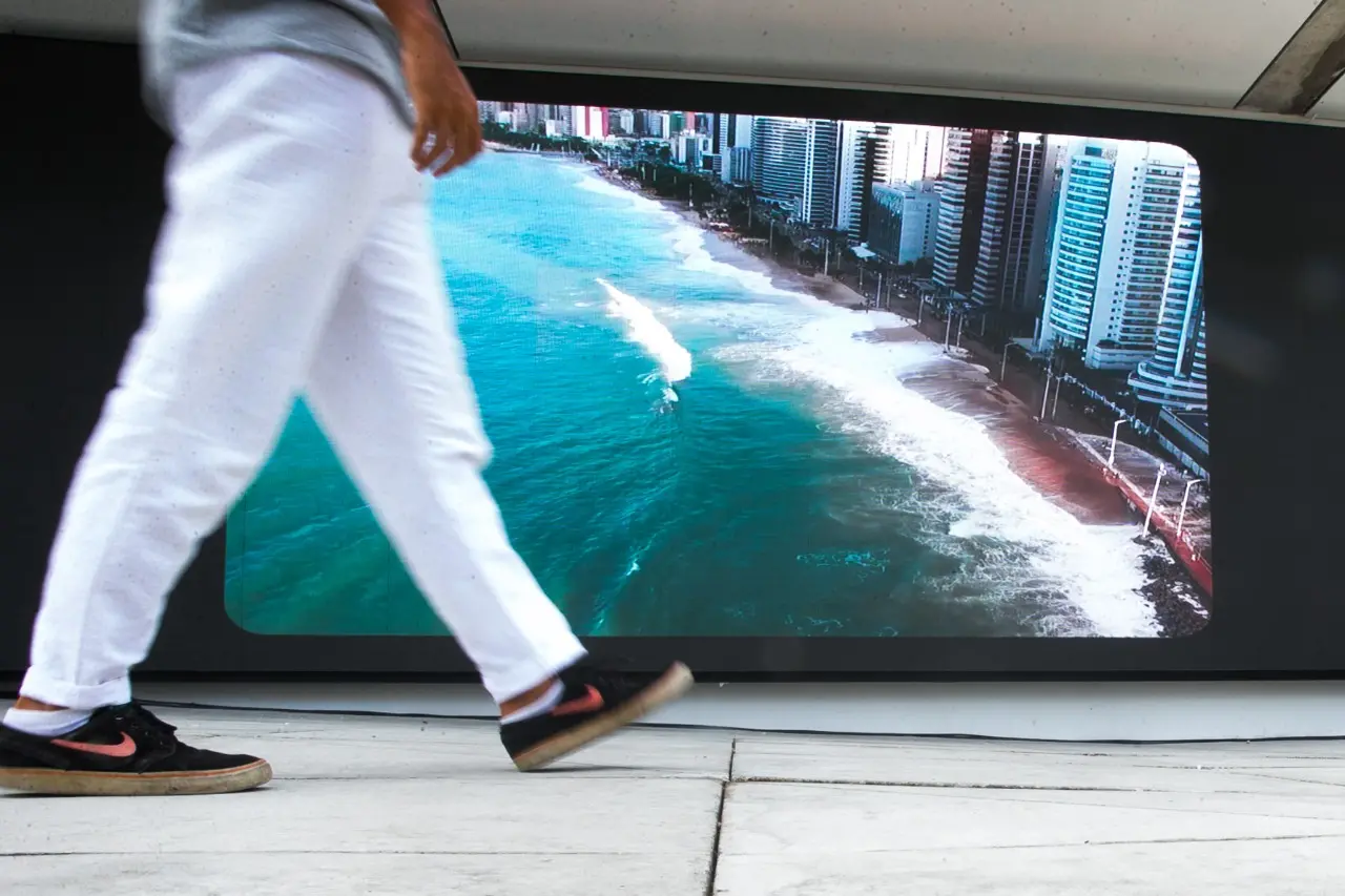 Um telão externo para exibição de filmes e aulas foi montado na praça do MIS-CE