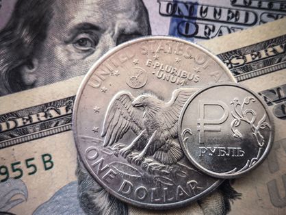 moedas e notas de dolar
