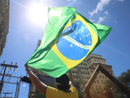 Torcedora do Brasil na Praça do Ferreira, em Fortaleza