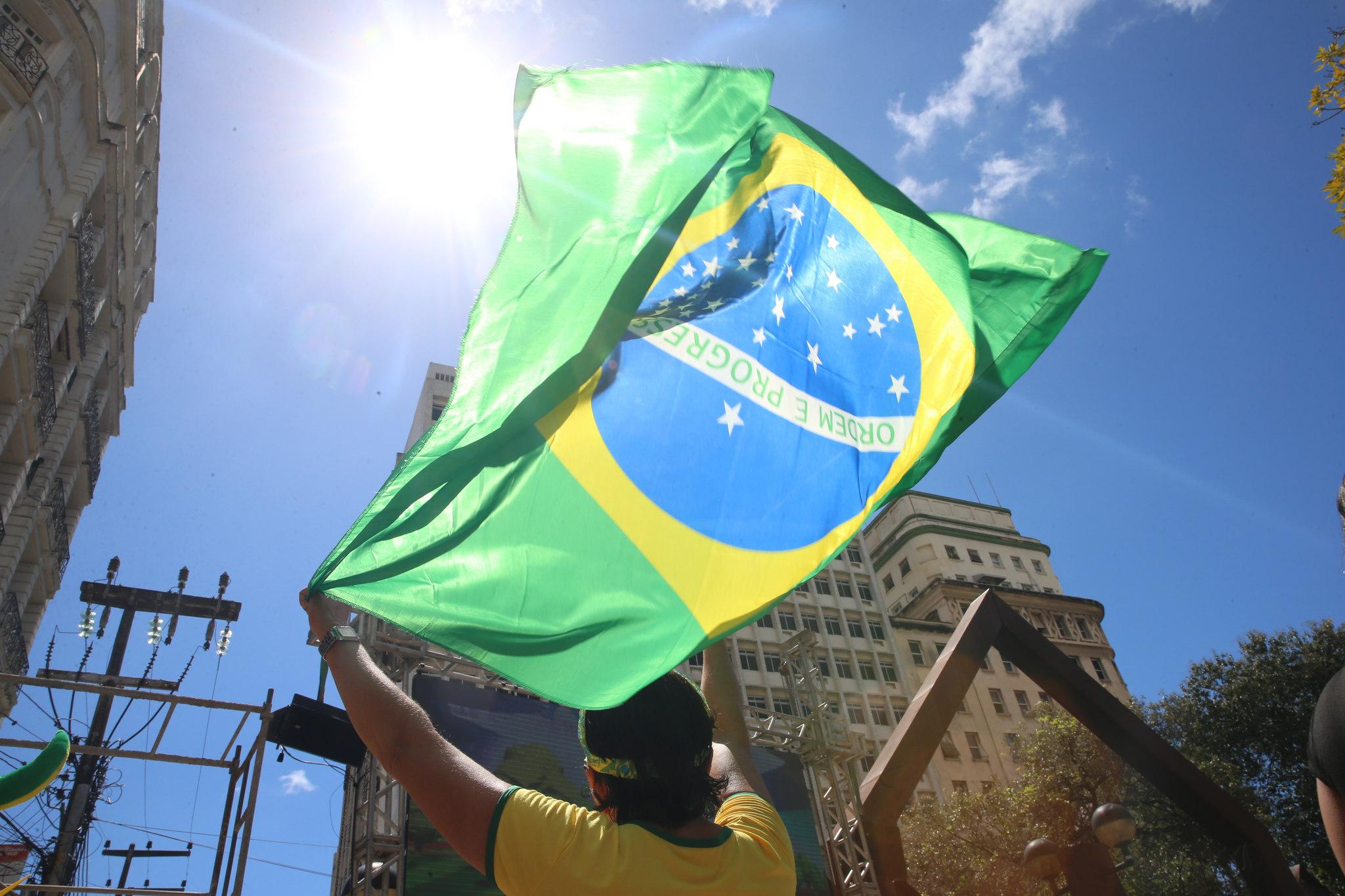 Torcedora do Brasil na Praça do Ferreira, em Fortaleza