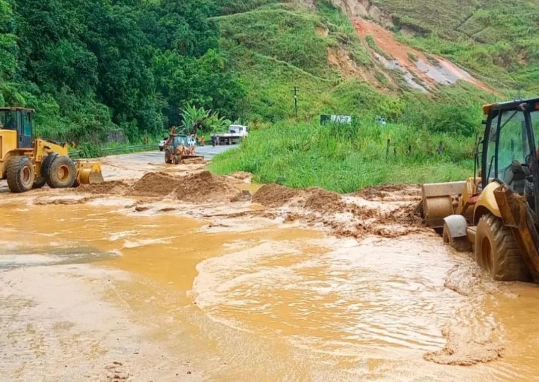 Em Angra dos Reis, trecho da BR-101 chegou a ficar obstruída por lama