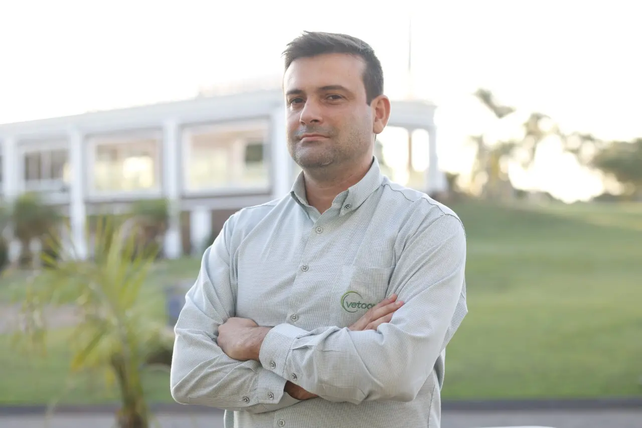 Guilherme Moura é médico veterinário, doutor em ciência animal pela Universidade Federal de Minas Gerais (UFMG) e gerente de serviços técnicos bovinos e equinos da Vetoquinol Saúde Animal