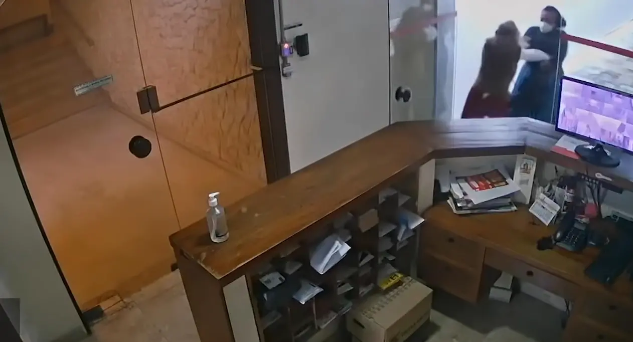 Mulher chegou a ser empurrada na porta de prédio