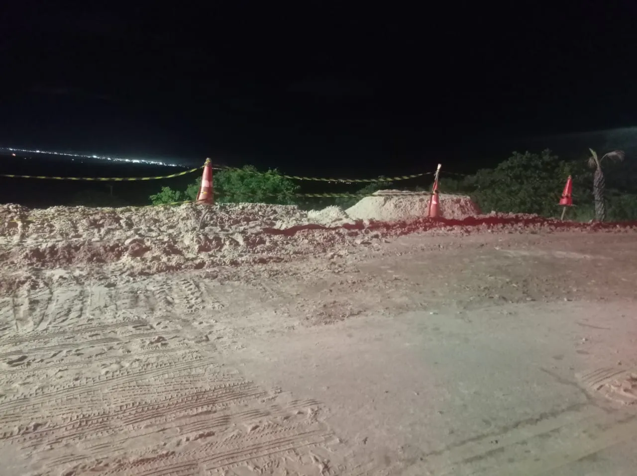 Cratera se formou no início da manhã do sábado depois de chuva forte
