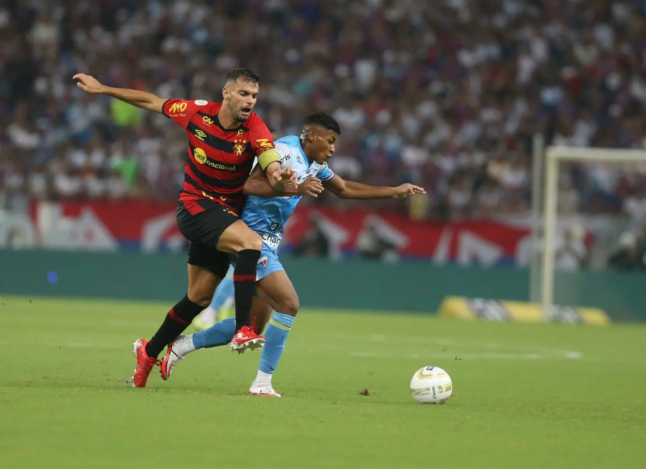 Jogadores de Fortaleza e Sport em campo na Arena Castelão