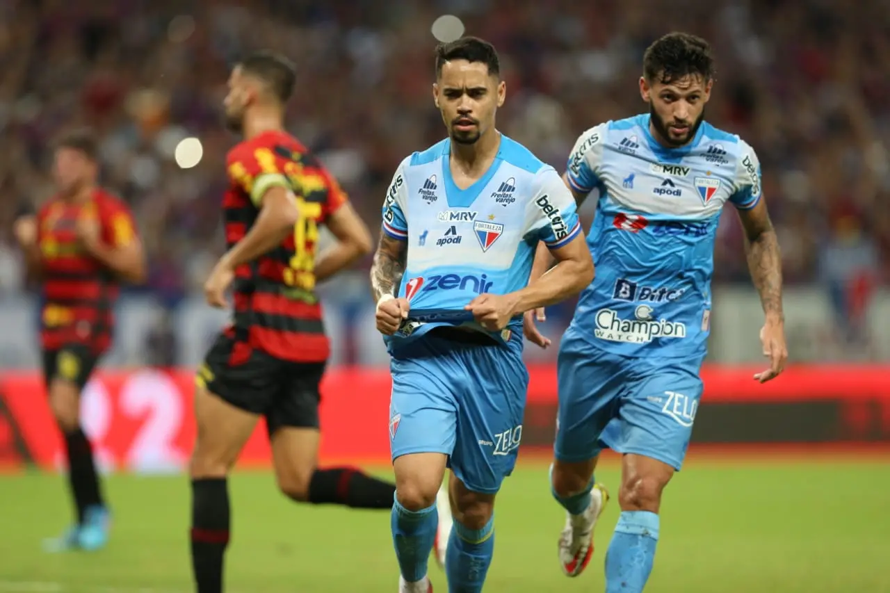 Yago Pikachu comemora gol marcado para o Fortaleza