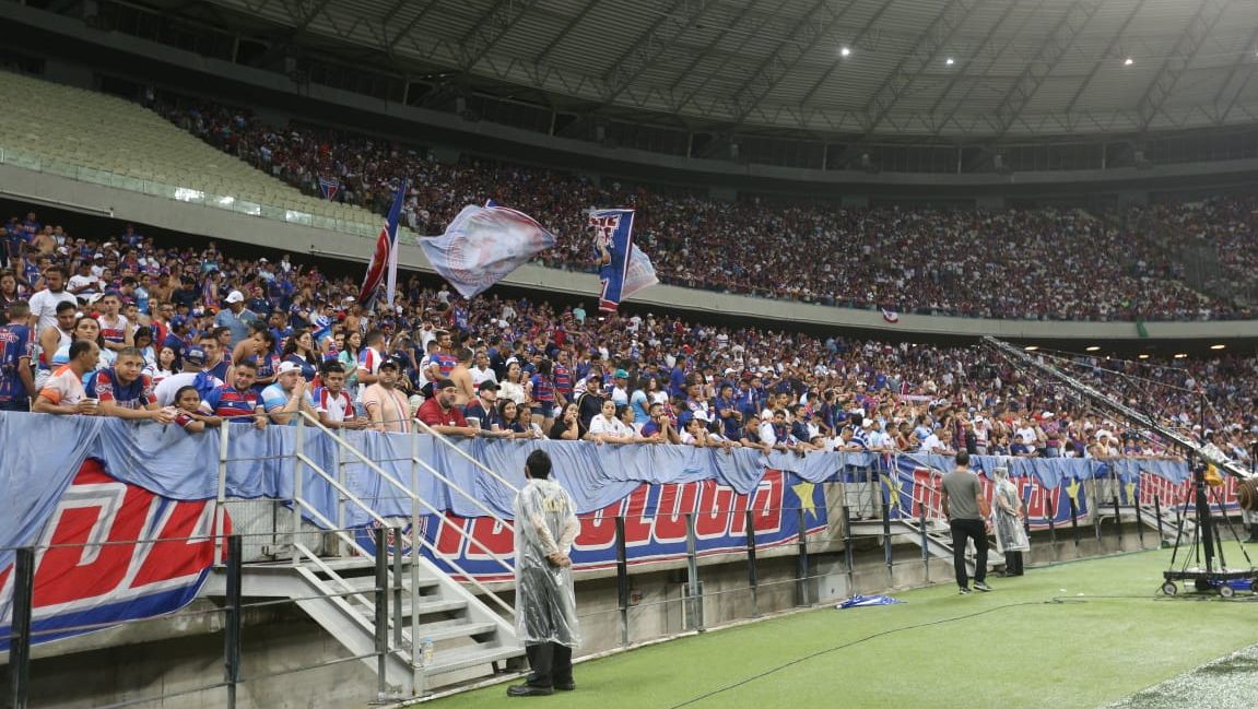 Torcida do Fortaleza lota estádio em jogo contra o Sport