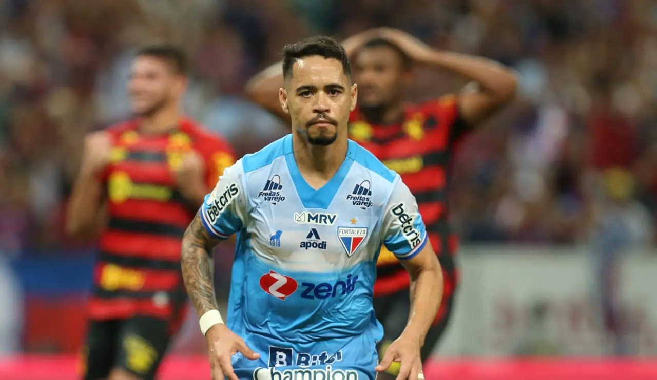 Yago Pikachu comemora gol para o Fortaleza
