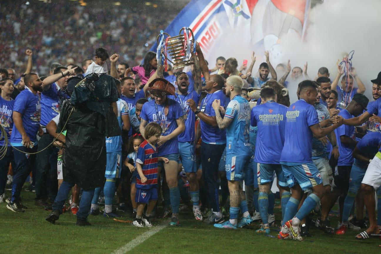 Jogadores do Fortaleza erguendo a taça da Copa do Nordeste