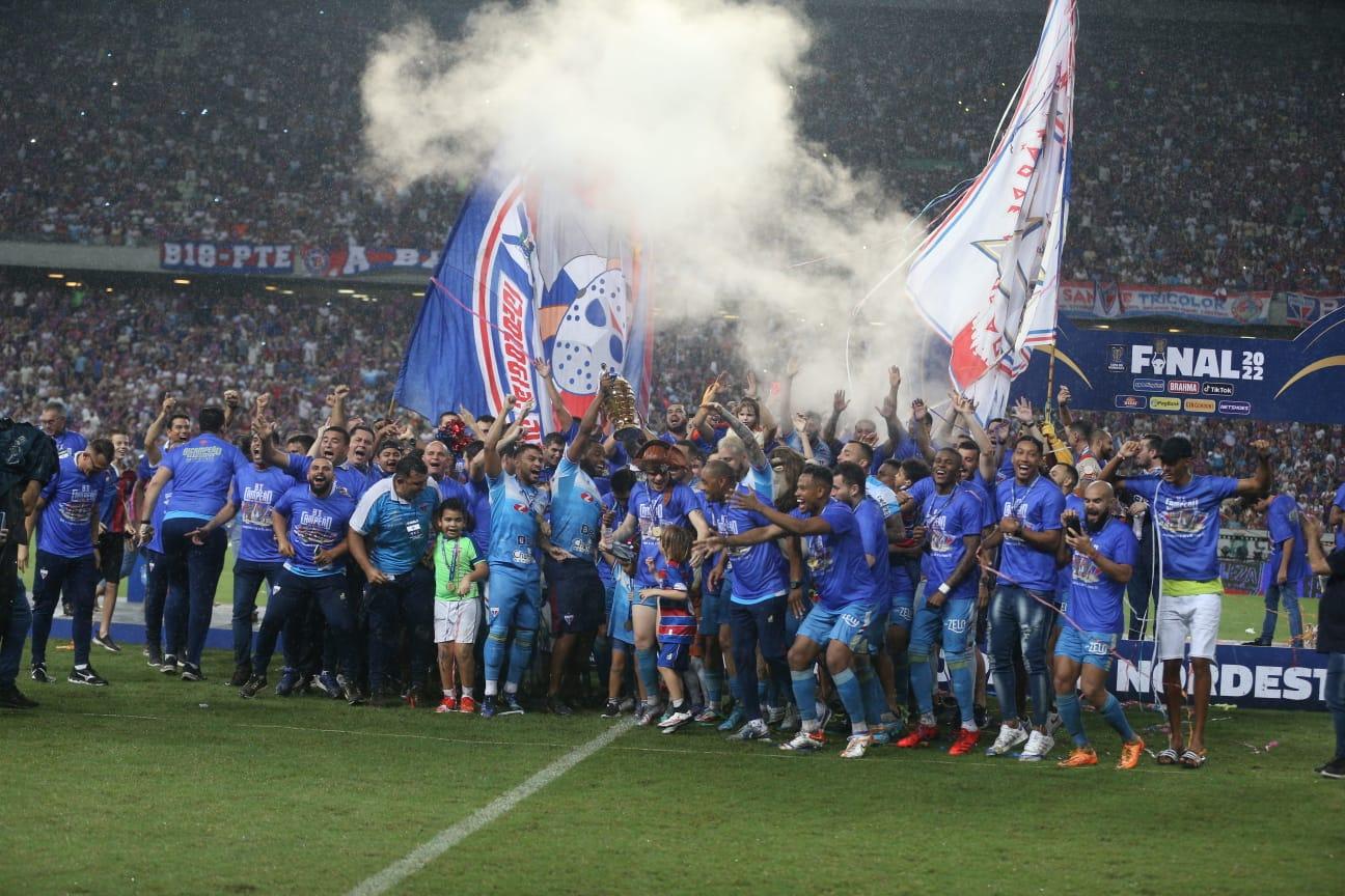 Jogadores do Fortaleza levantam taça da Copa do Nordeste