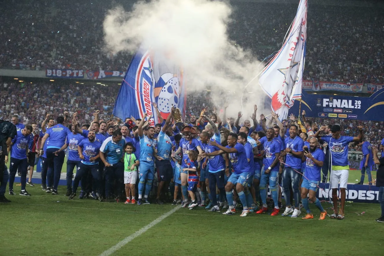 Jogadores do Fortaleza levantando a taça da Copa do Nordeste 2022