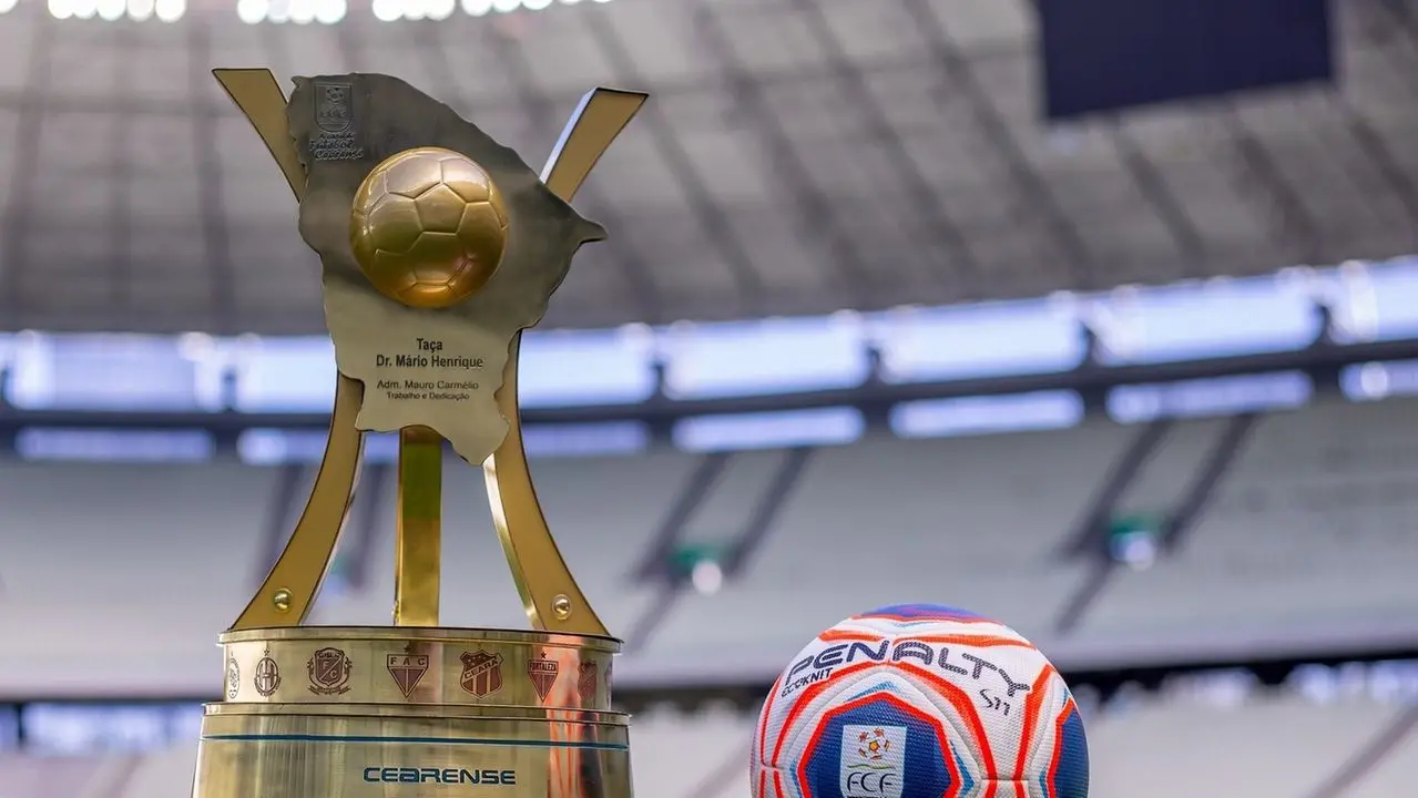 Taça do Campeonato Cearense exposta na Arena Castelão