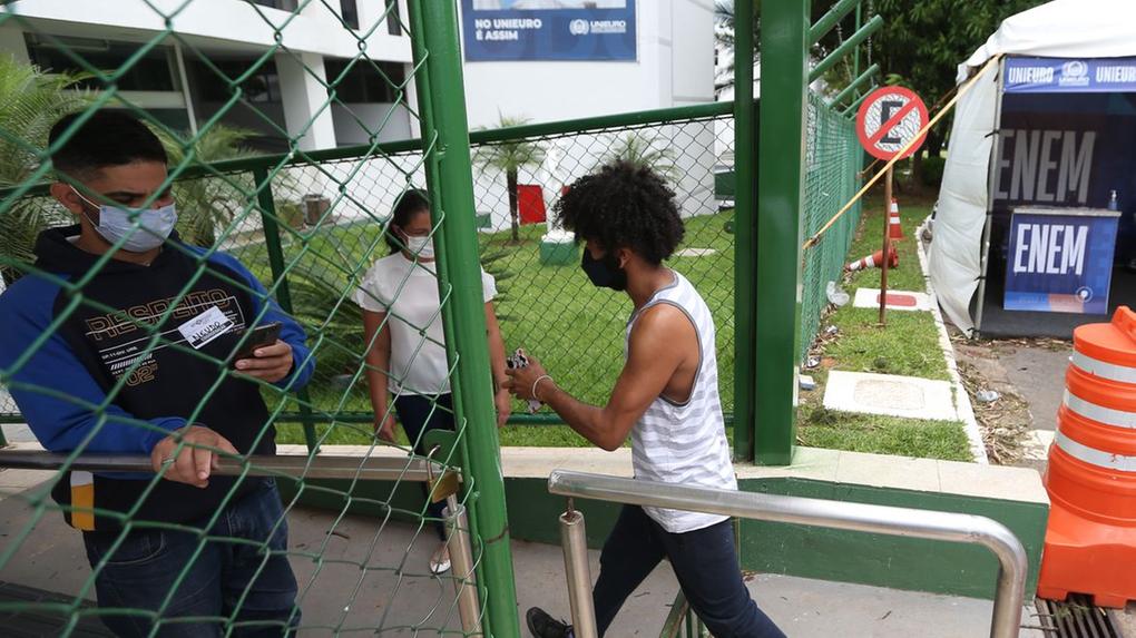 Estudante passa pelo portão para fazer o Enem