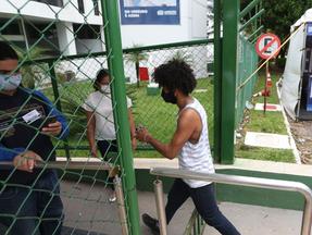 Estudante passa pelo portão para fazer o Enem