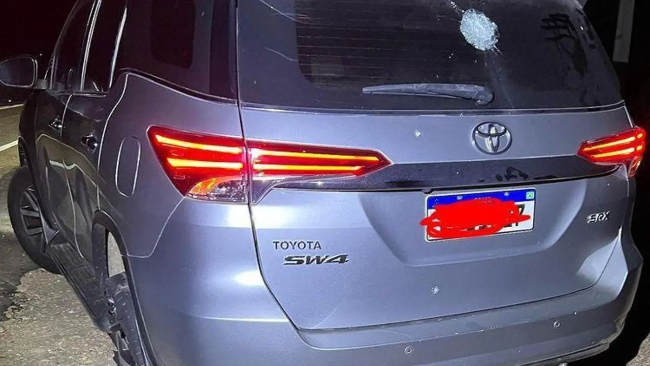 Veículo foi atingido por disparos na carenagem, nos vidros e em um dos pneus