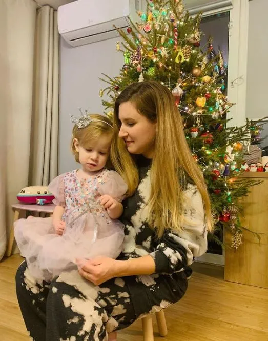 Mãe e filha estão refugiadas em cidade no sul da França