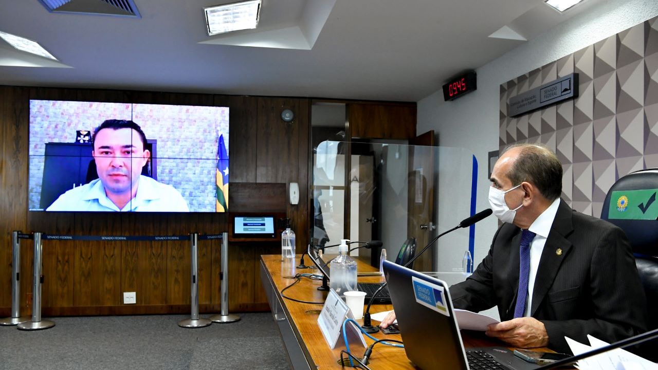 Senador Marcelo Castro (MDB-PI) e, em tela, prefeito de Bonfinópolis (GO), Kelton Pinheiro