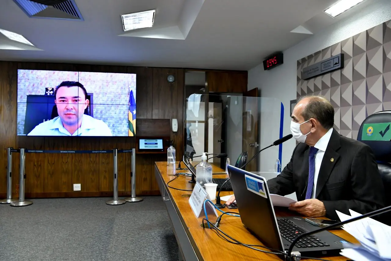 Senador Marcelo Castro (MDB-PI) e, em tela, prefeito de Bonfinópolis (GO), Kelton Pinheiro