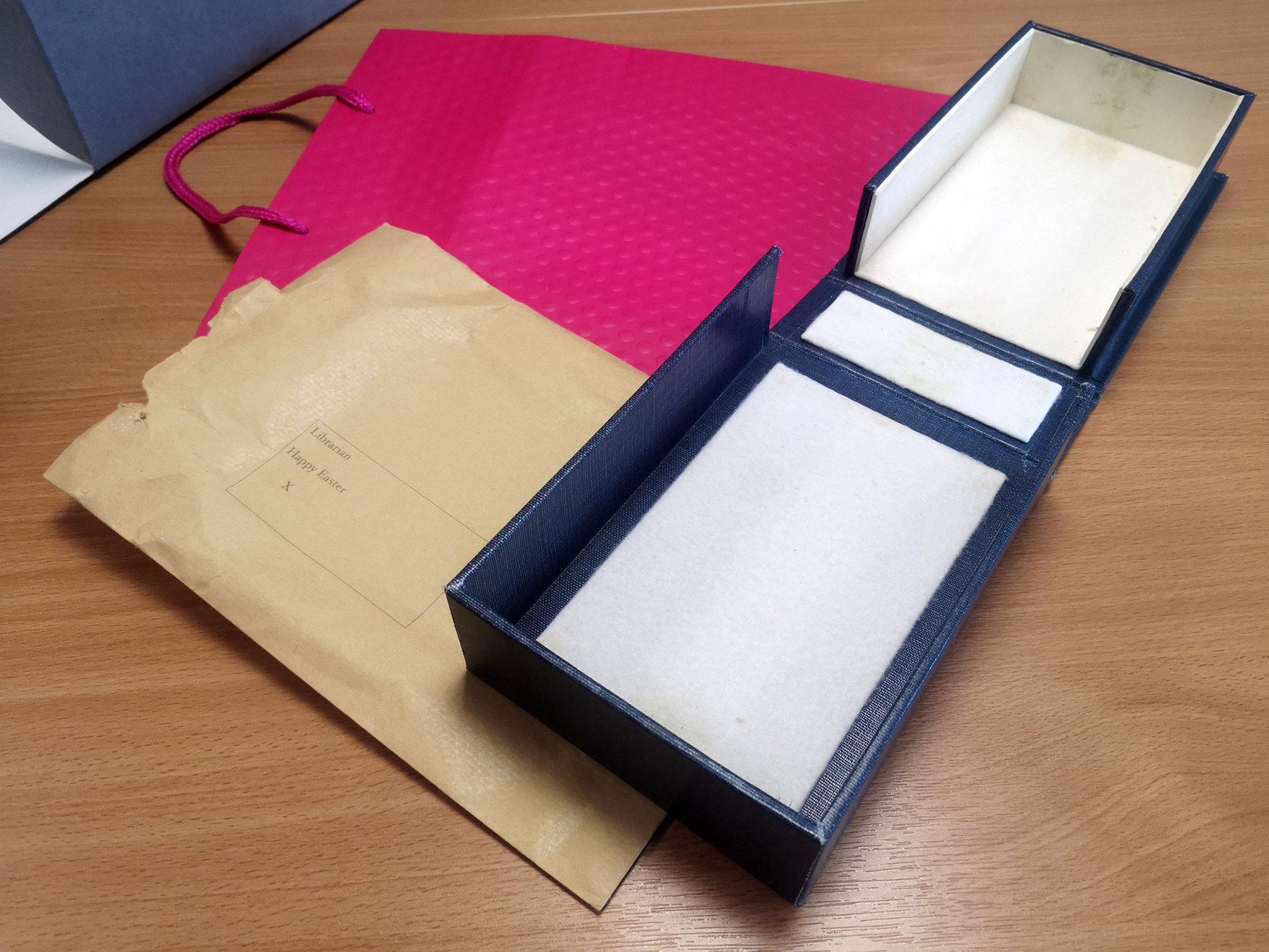 Imagem mostra a bolsa de presente rosa e o envelope endereçado ao 'Bibliotecário da Universidade' onde os cadernos perdidos do cientista britânico Charles Darwin foram devolvidos dentro