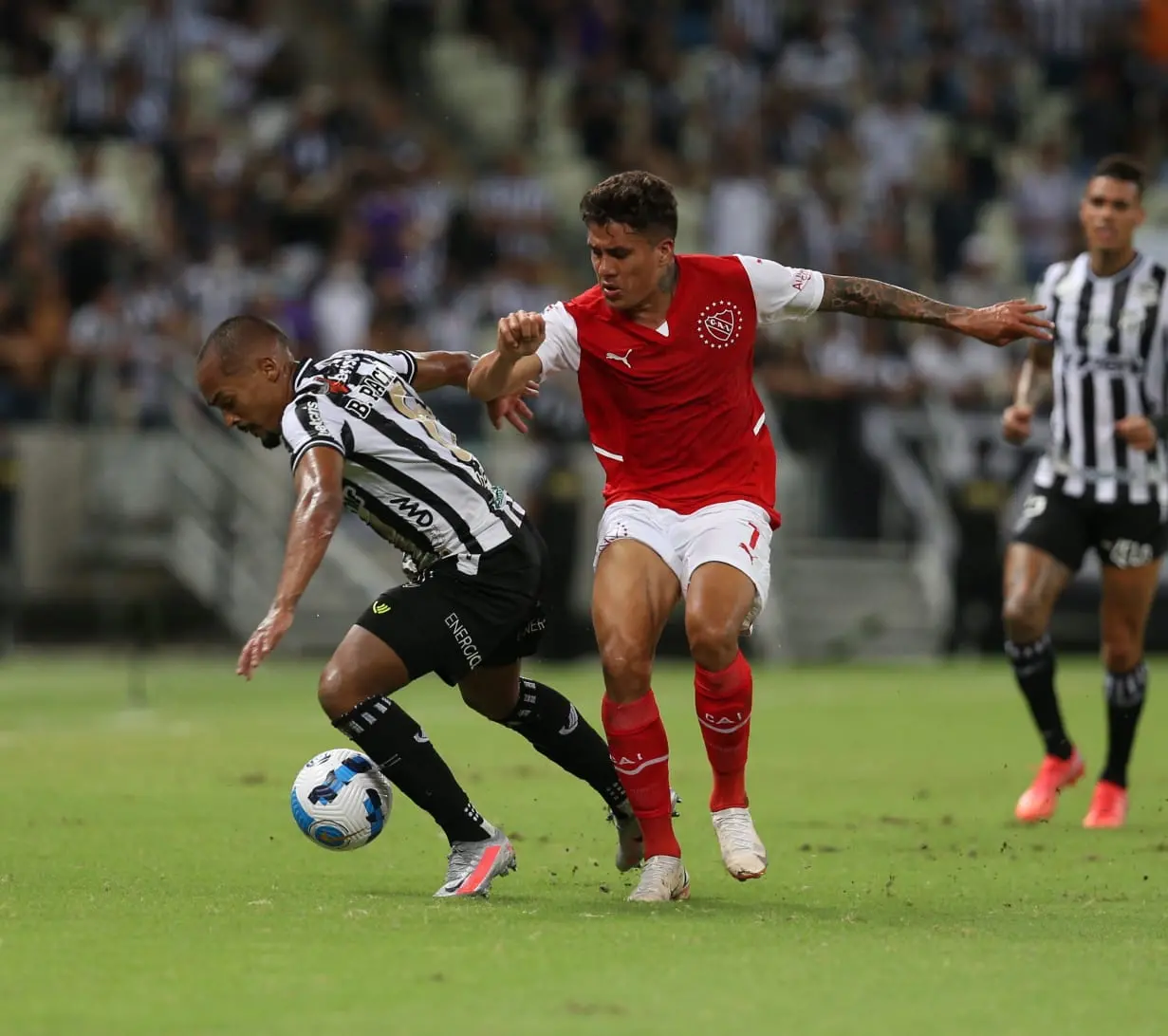 Atletas de Ceará e Independiente disputam a bola