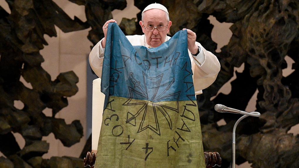 Papa estendendo a bandeira