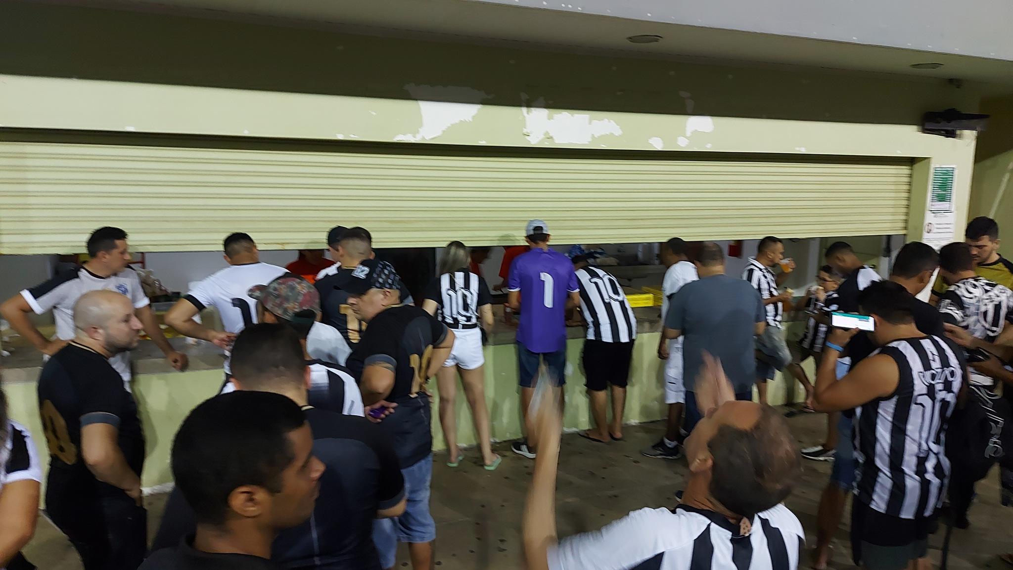 Torcedores em fila de bar no Castelão