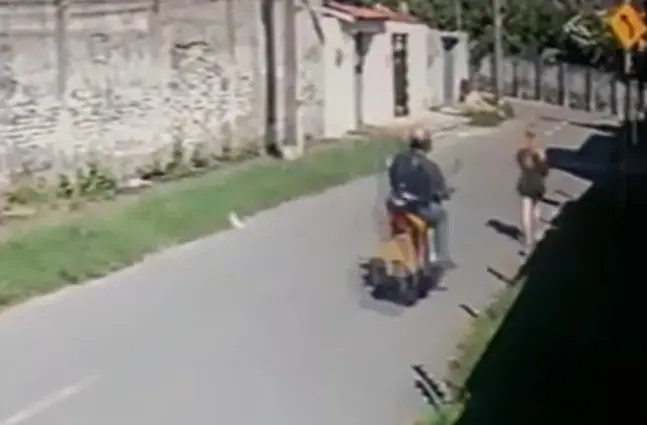 Imagem da notícia: Vídeo flagra motociclista assediando mulher em rua de Fortaleza