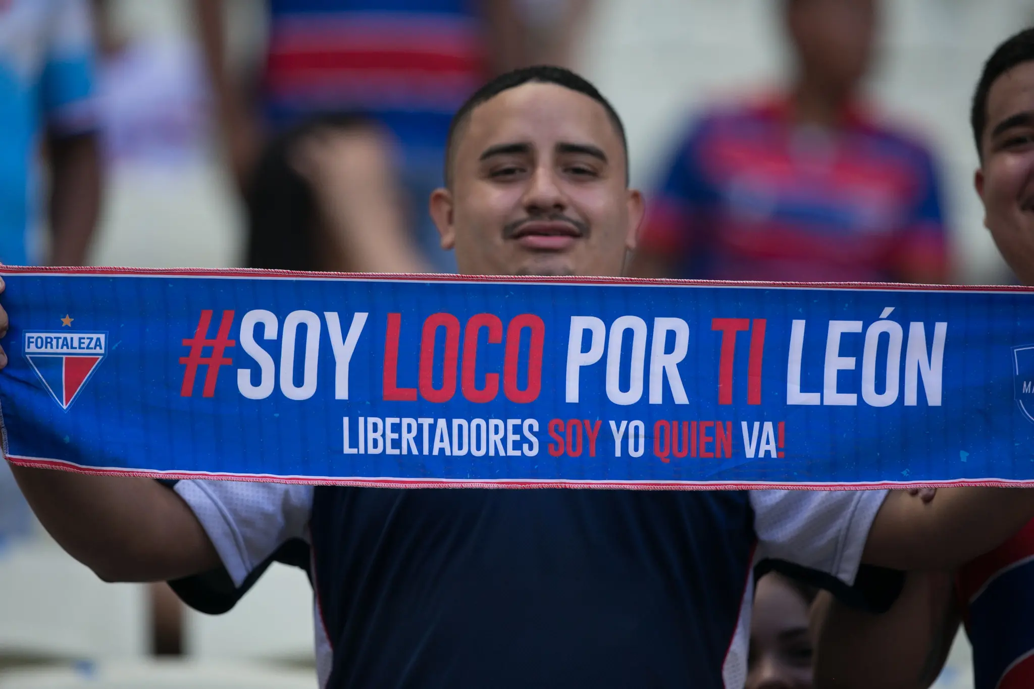 Torcedor do Fortaleza segura faixa para a Libertadores