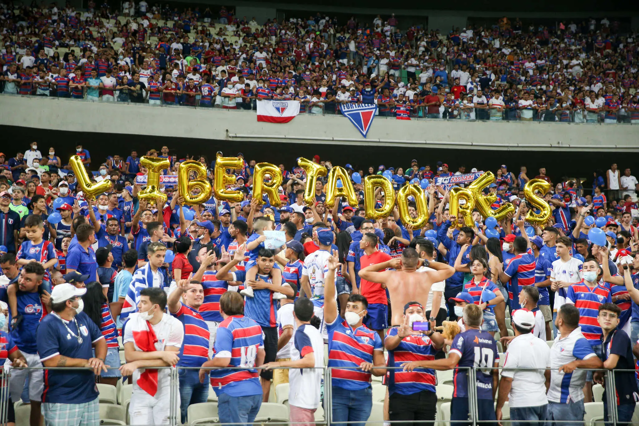 Torcida do Fortaleza com letreiro da Libertadores