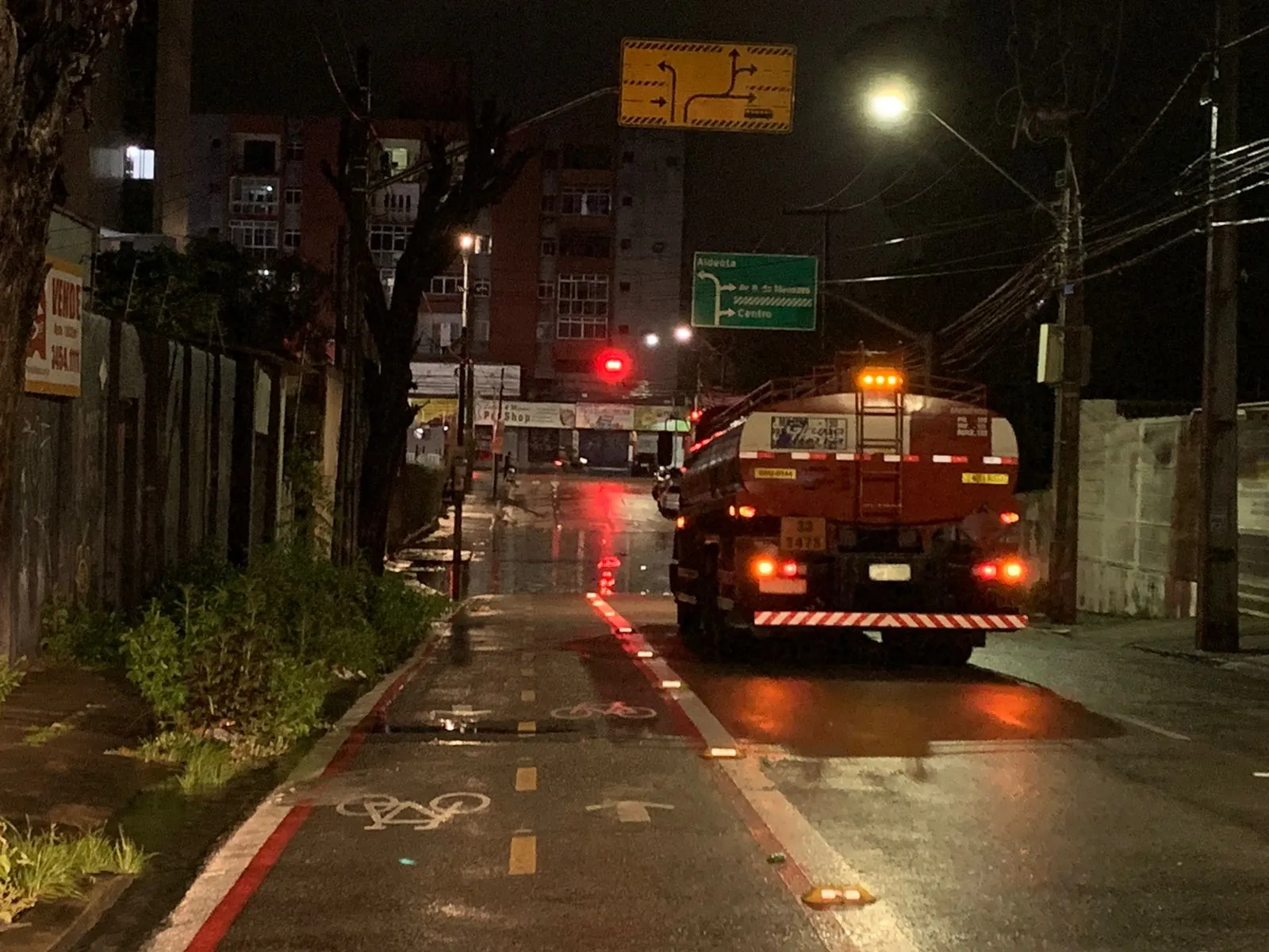 Registro de alagamento na rua Nogueira Acioli, no bairro Centro
