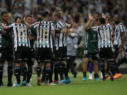 Jogadores do Ceará se abraçam e comemoram gol