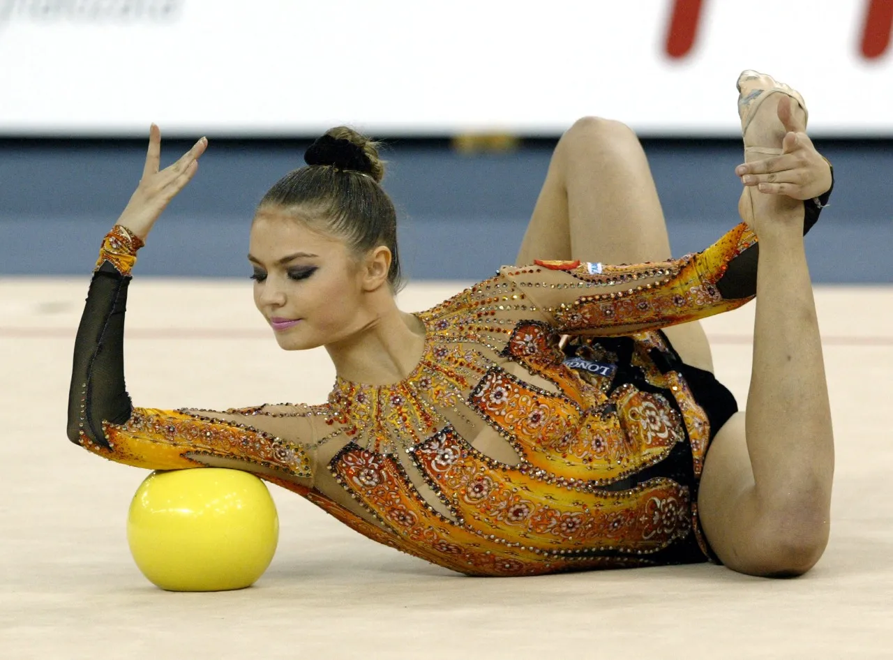A russa Alina Kabayeva se apresenta no evento de bola, no 22º Campeonato Europeu de Ginástica Rítmica, em Moscou, em 23 de setembro de 2006