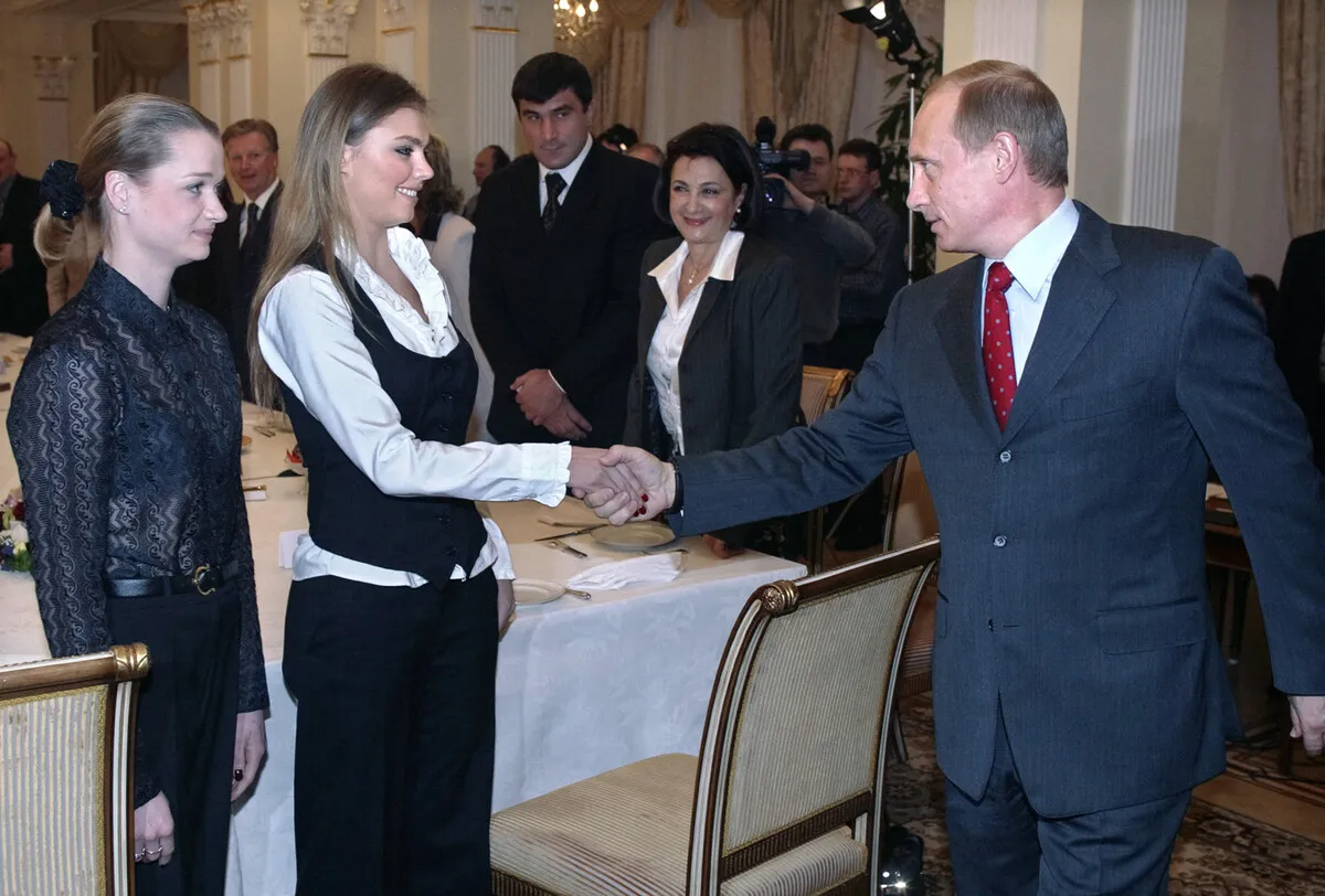 Putin cumprimenta as ginastas russas Alina Kabayeva e Svetlana Khorkina  durante a reunião com desportistas, candidatos à equipe olímpica russa para os Jogos Olímpicos de 2004